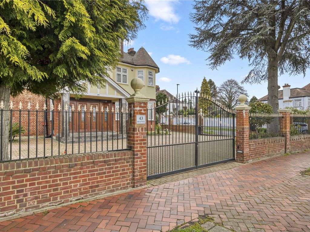 6 bed detached house for sale in Broad Walk, London N21, £3,850,000