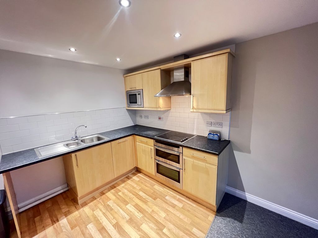 2 bed flat to rent in Park Lodge, Beardwood, Blackburn BB2, £725 pcm