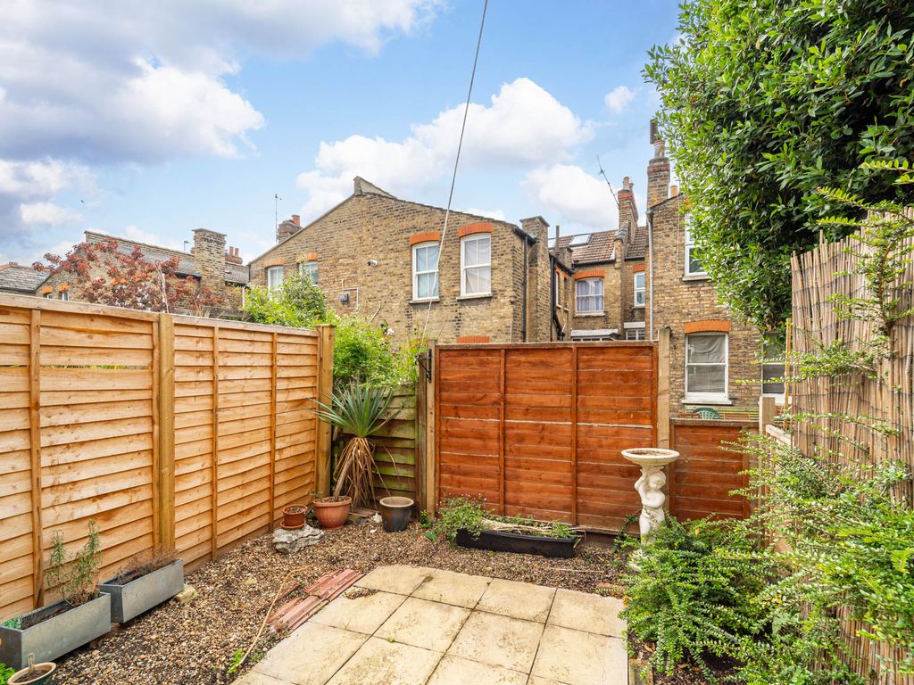3 bed flat for sale in South View Road, London N8, £525,000
