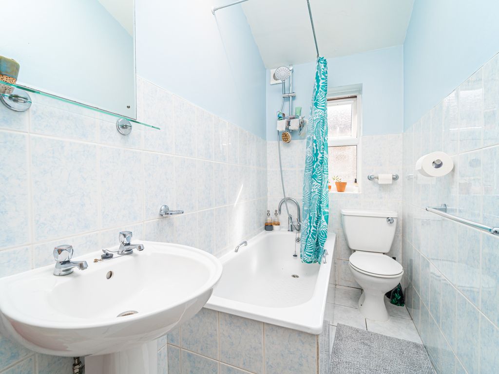 3 bed flat for sale in South View Road, London N8, £525,000