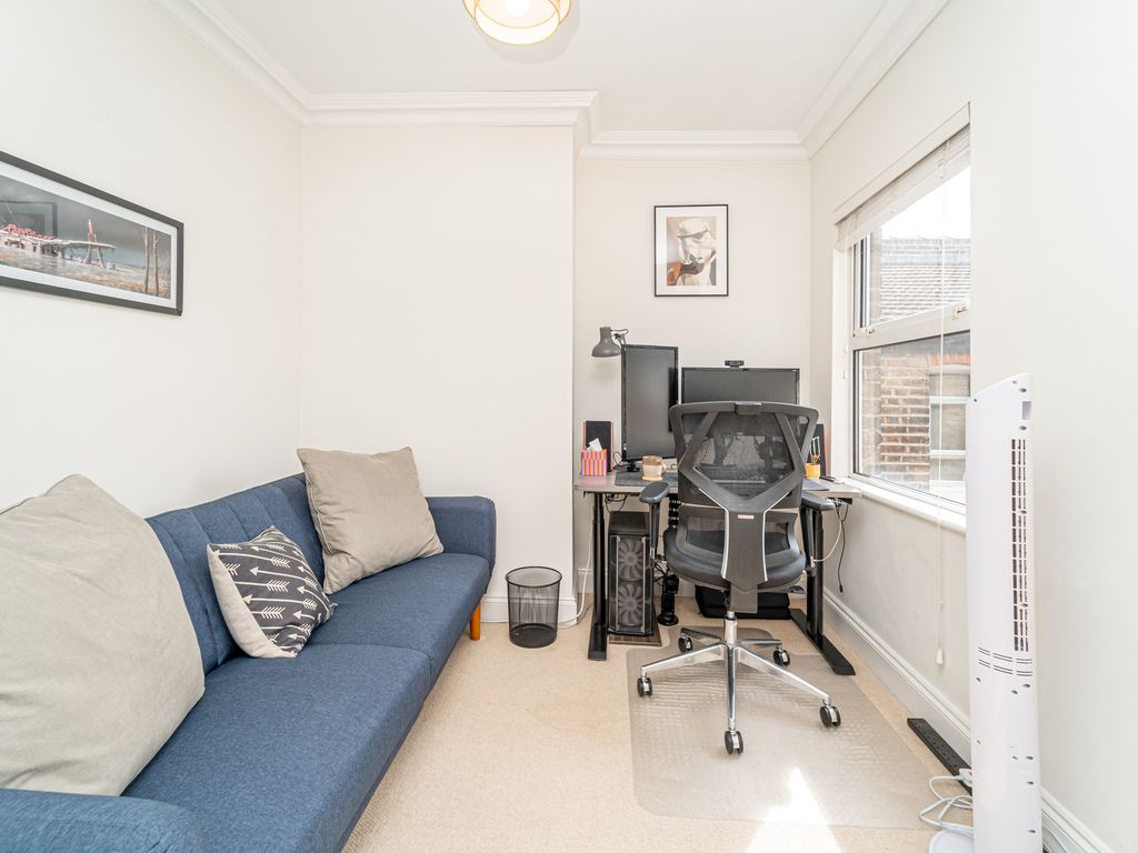 3 bed flat for sale in South View Road, London N8, £525,000
