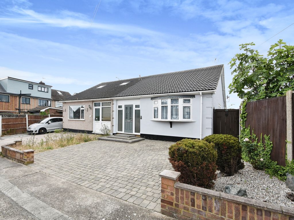 2 bed bungalow for sale in Tyrone Close, Billericay, Essex CM11, £375,000