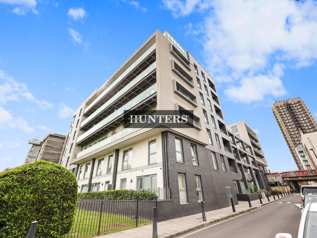 1 bed flat for sale in Hodgeson House, 26 Christian Street, London E1, £350,000