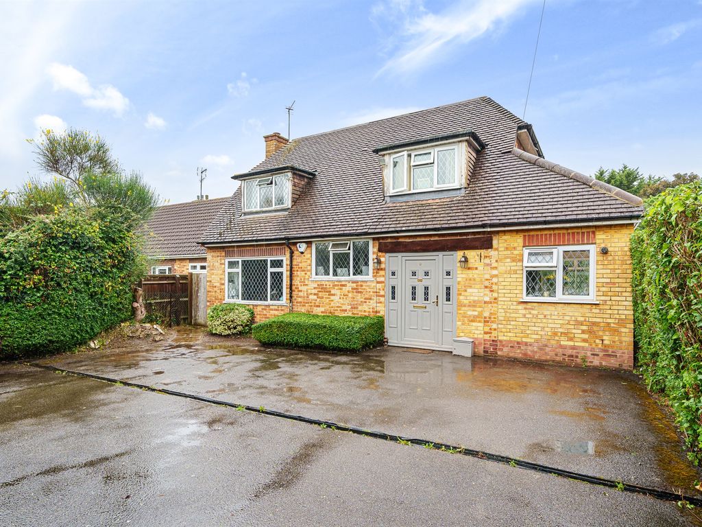 4 bed detached house for sale in Hendons Way, Holyport, Maidenhead SL6, £800,000