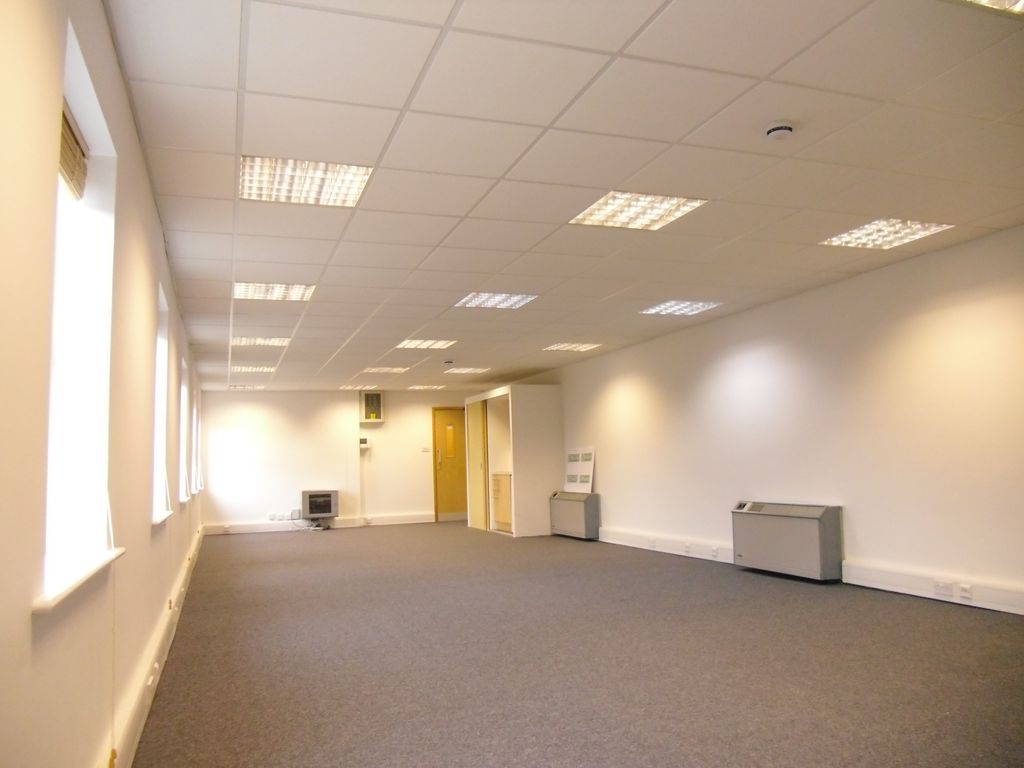 Office to let in SW12, £15,500 pa
