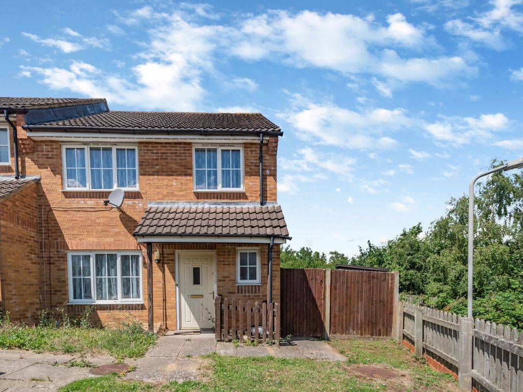 3 bed end terrace house for sale in Cedar Drive, Chesham HP5, £425,000
