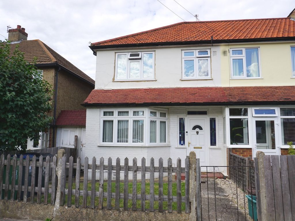 3 bed end terrace house for sale in Hunters Road, Chessington, Surrey. KT9, £475,000