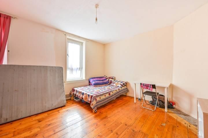 2 bed flat for sale in Bewley Street, London E1, £350,000