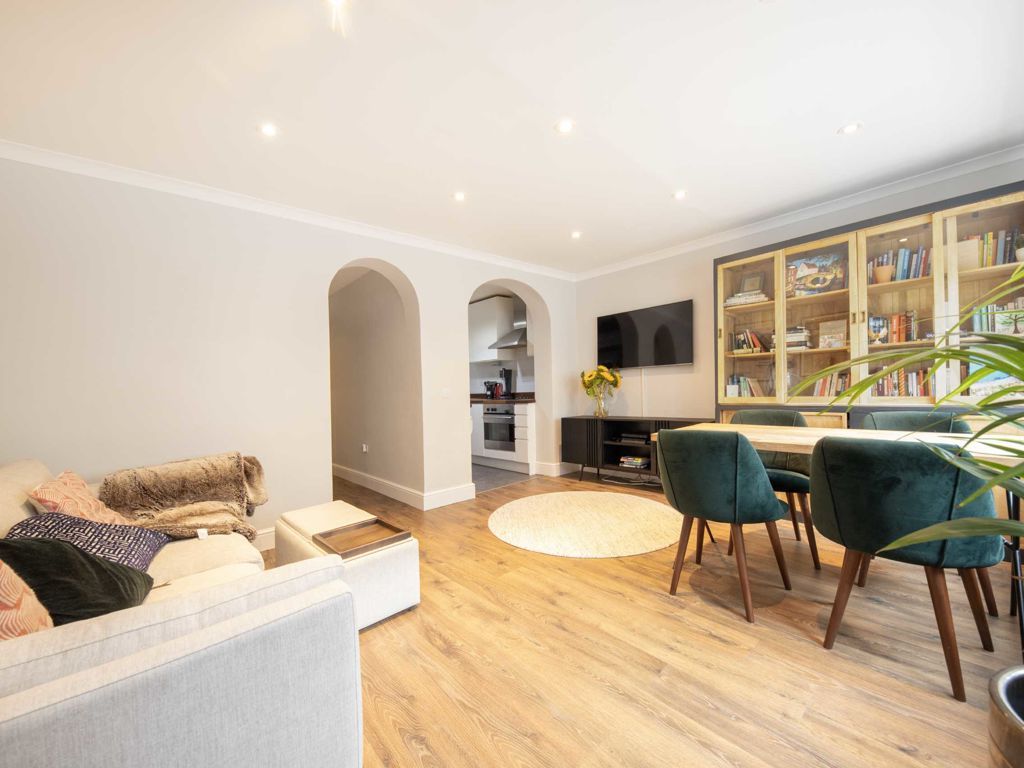 2 bed flat for sale in Offord Road, London N1, £599,000