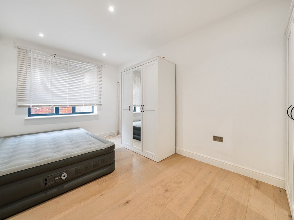3 bed flat for sale in Foxley Lane, Purley CR8, £500,000