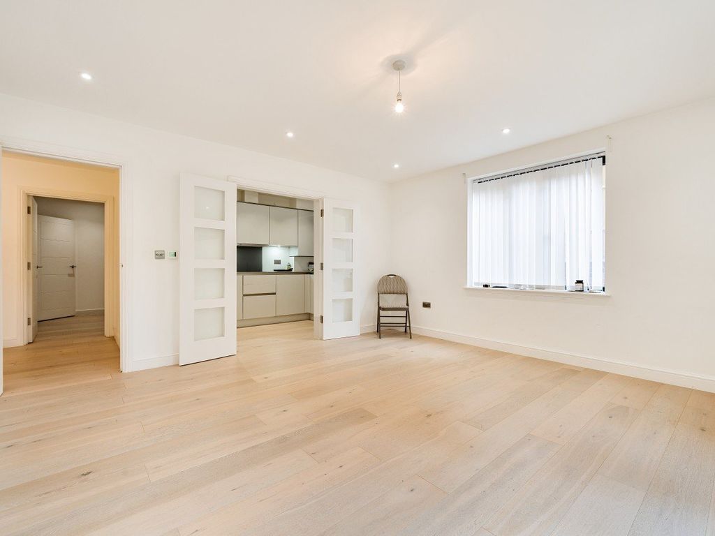 3 bed flat for sale in Foxley Lane, Purley CR8, £500,000