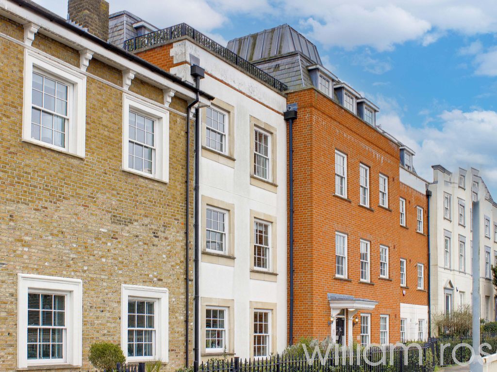 2 bed flat for sale in High Road, Woodford Green IG8, £375,000