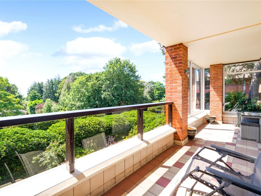 3 bed flat for sale in Ravine Road, Canford Cliffs, Poole, Dorset BH13, £850,000