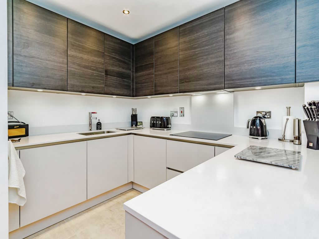 2 bed flat for sale in Foxley Lane, Purley CR8, £425,000