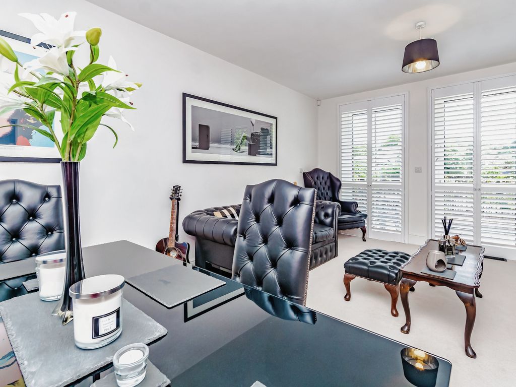 2 bed flat for sale in Foxley Lane, Purley CR8, £425,000