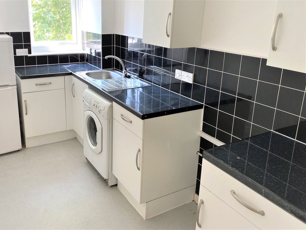 1 bed flat to rent in The Concourse, London NW9, £700 pcm