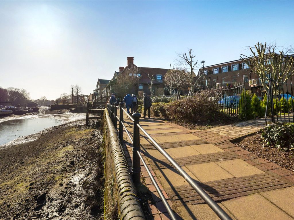 2 bed flat for sale in Lower Square, Isleworth TW7, £650,000