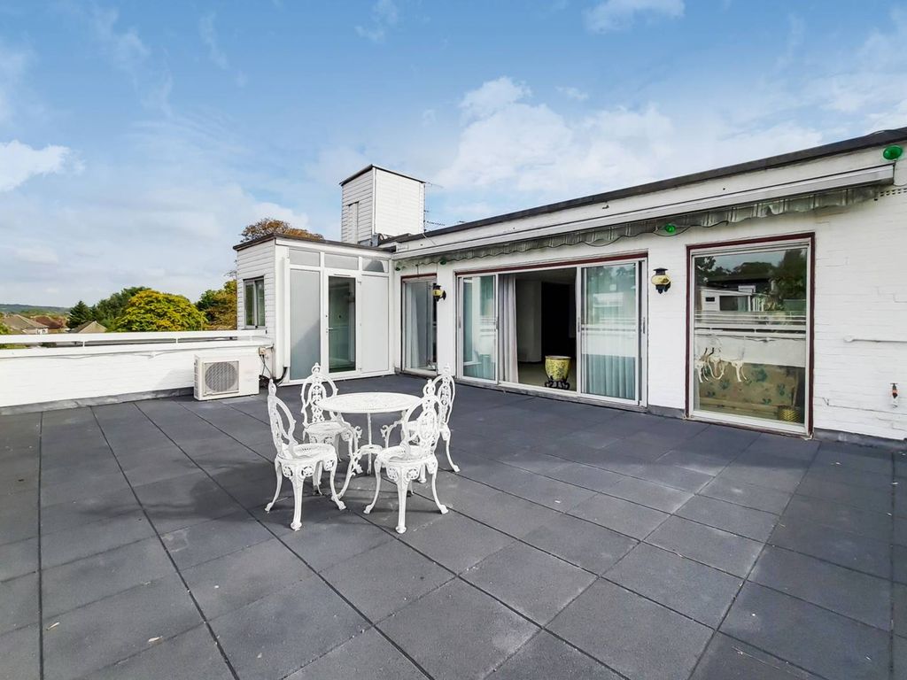 3 bed flat for sale in Coniston Court, Edgware HA8, £700,000