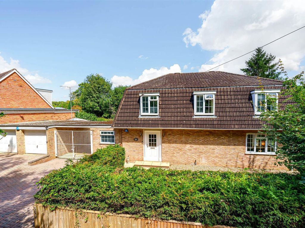 4 bed detached house for sale in Barkham Road, Wokingham, Berkshire RG41, £800,000