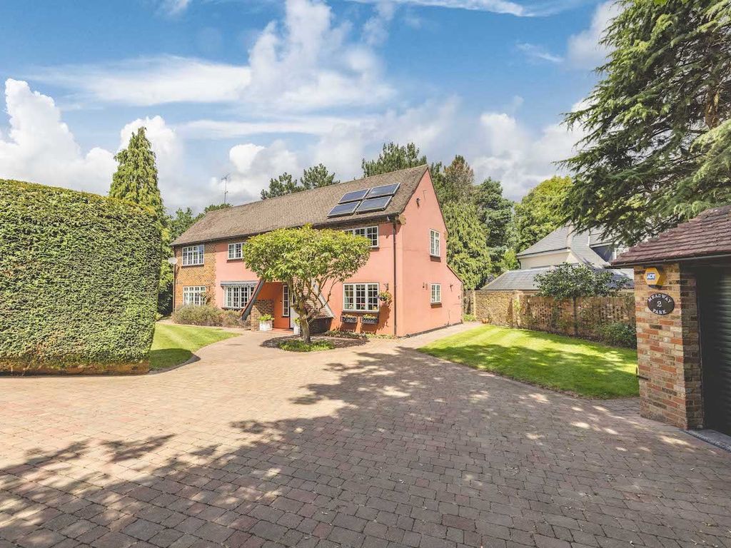 3 bed detached house for sale in Meadway Park, Gerrards Cross SL9, £1,100,000