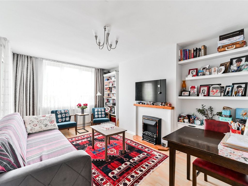 2 bed flat for sale in Green Lanes, London N4, £450,000