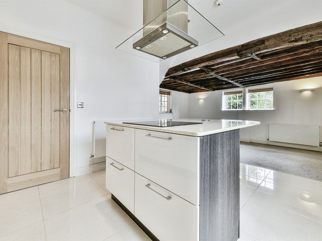2 bed flat for sale in High Street, Hitchin SG5, £350,000
