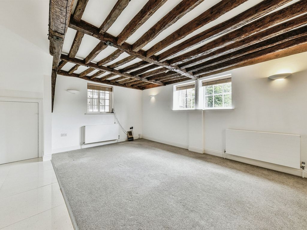 2 bed flat for sale in High Street, Hitchin SG5, £350,000