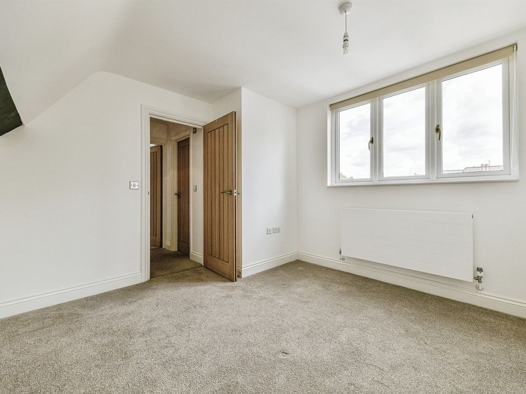 2 bed flat for sale in High Street, Hitchin SG5, £350,000