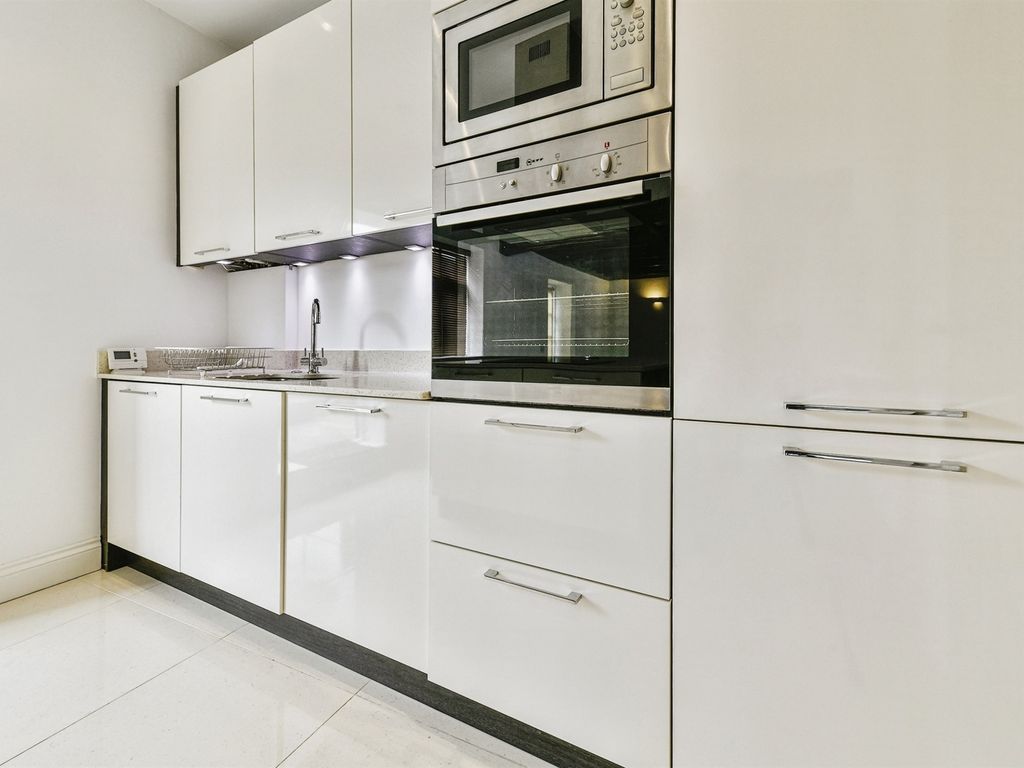 2 bed flat for sale in High Street, Hitchin SG5, £350,000