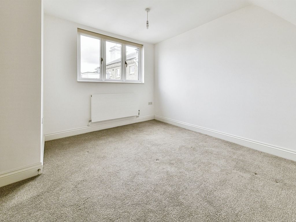 2 bed flat for sale in High Street, Hitchin SG5, £350,000