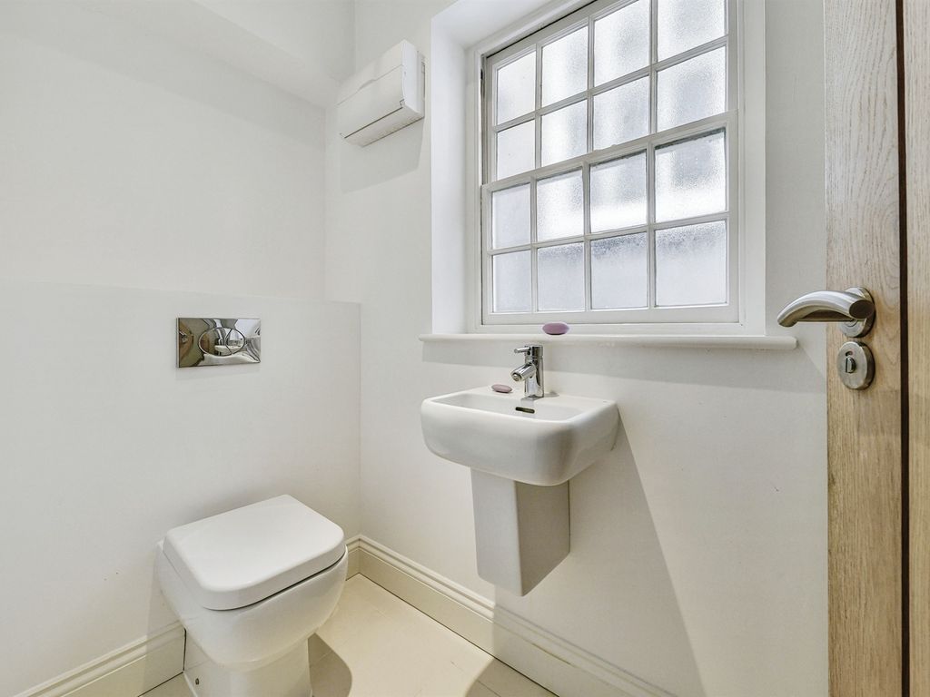 2 bed flat for sale in High Street, Hitchin SG5, £350,000