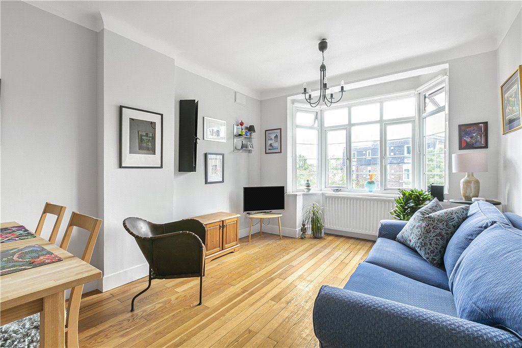 2 bed flat for sale in Spencer Road, London W4, £425,000