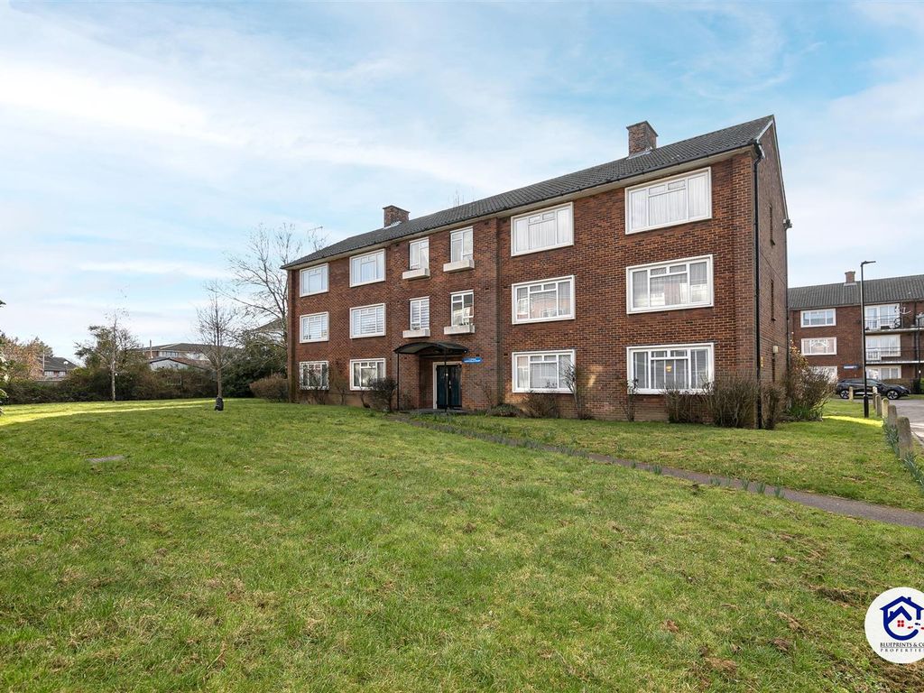3 bed flat for sale in Merryhills Court, London N14, £400,000