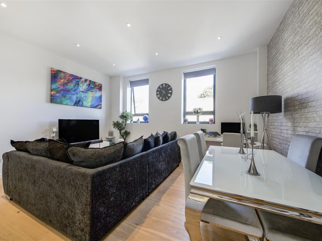 1 bed flat for sale in Dee Road, Richmond TW9, £425,000