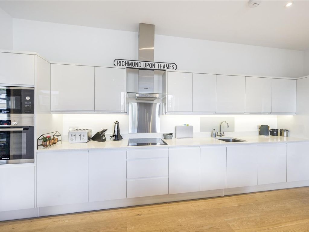 1 bed flat for sale in Dee Road, Richmond TW9, £425,000