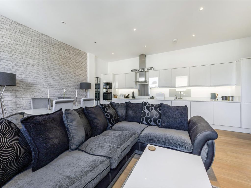 1 bed flat for sale in Dee Road, Richmond TW9, £425,000