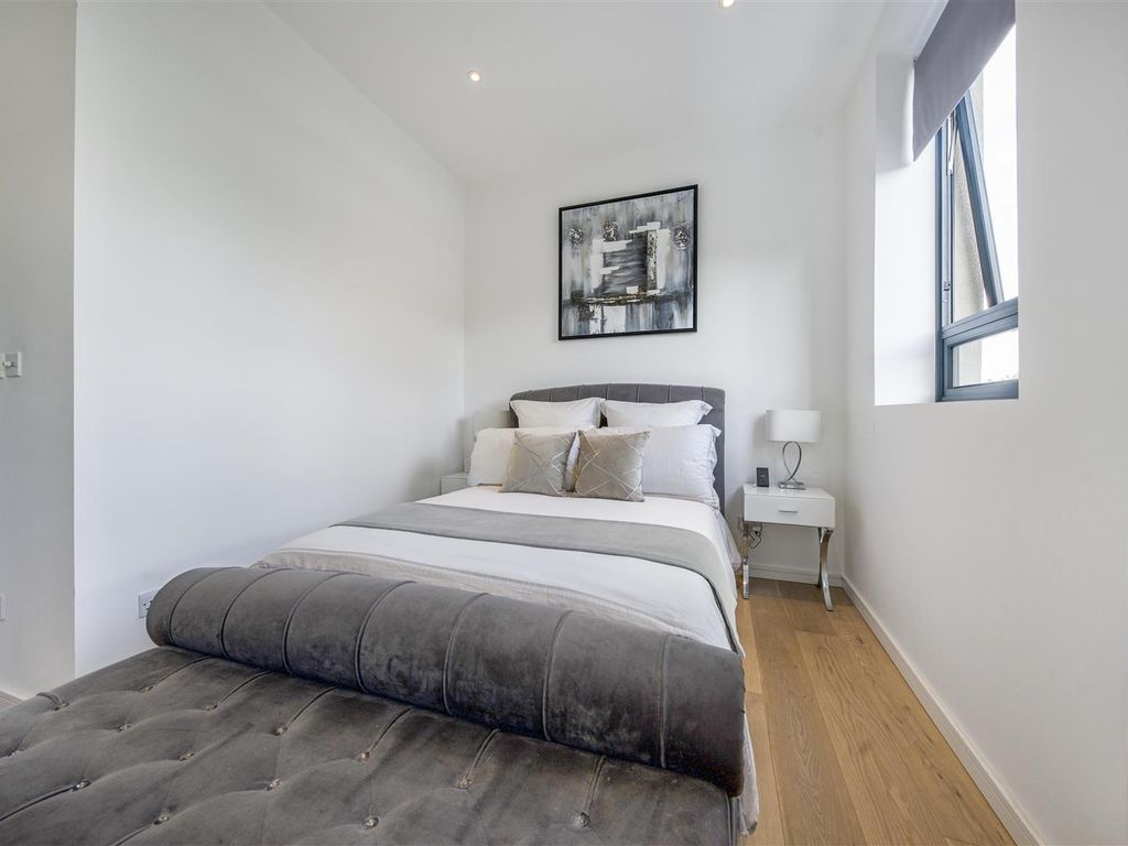 1 bed flat for sale in Dee Road, Richmond TW9, £425,000