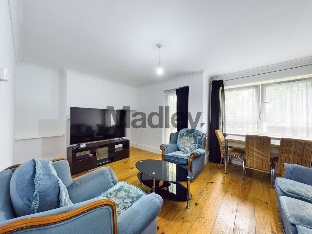 3 bed flat for sale in Grove Street, London SE8, £350,000