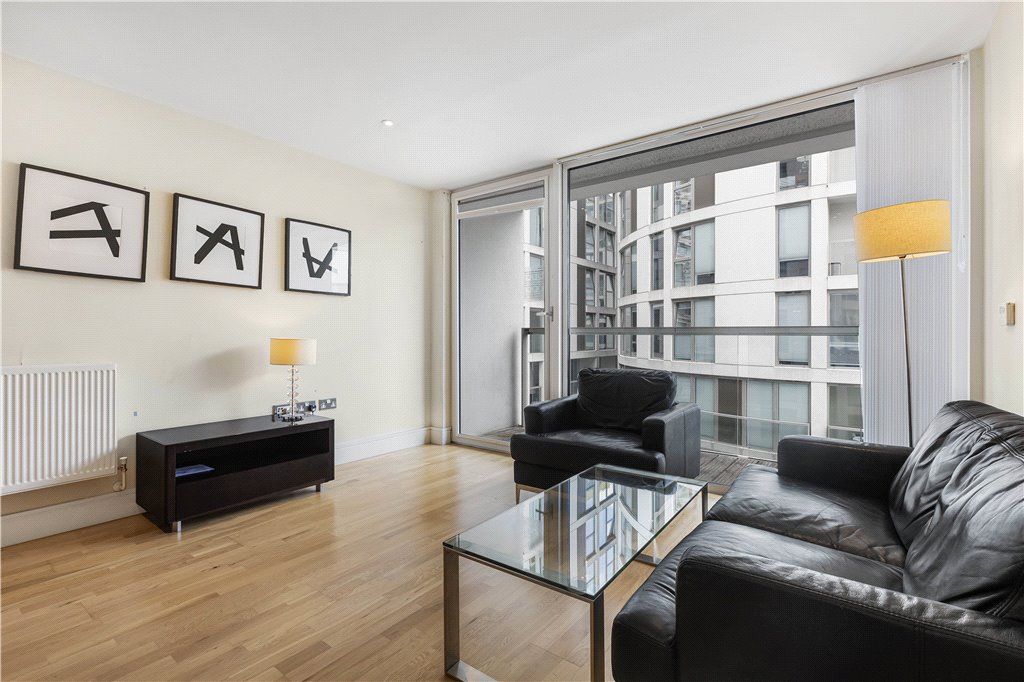 1 bed flat for sale in Lanterns Way, London E14, £400,000