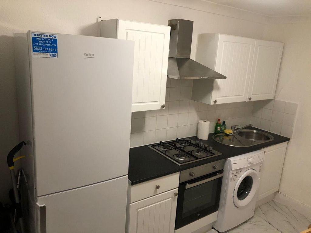 2 bed flat to rent in Frith Road, London E11, £2,200 pcm