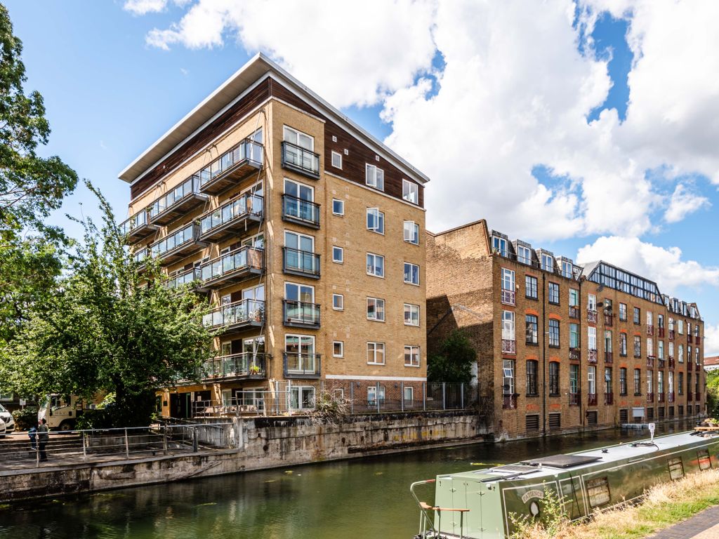 2 bed flat for sale in Darwen Place, London E2, £600,000