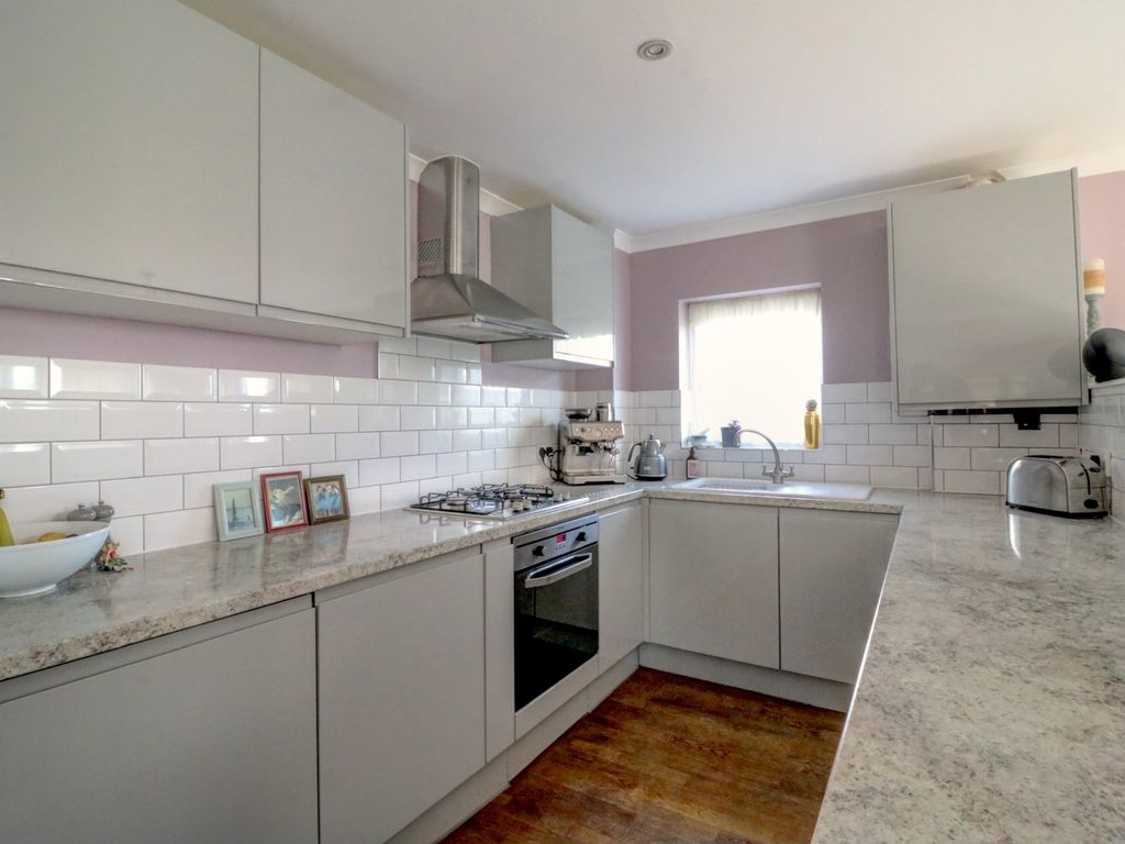 2 bed flat for sale in Darwen Place, London E2, £600,000