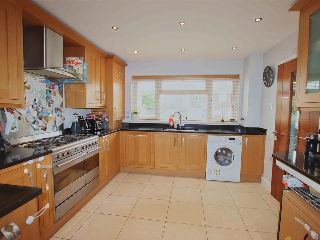 3 bed property for sale in Stratfield Road, Borehamwood WD6, £525,000