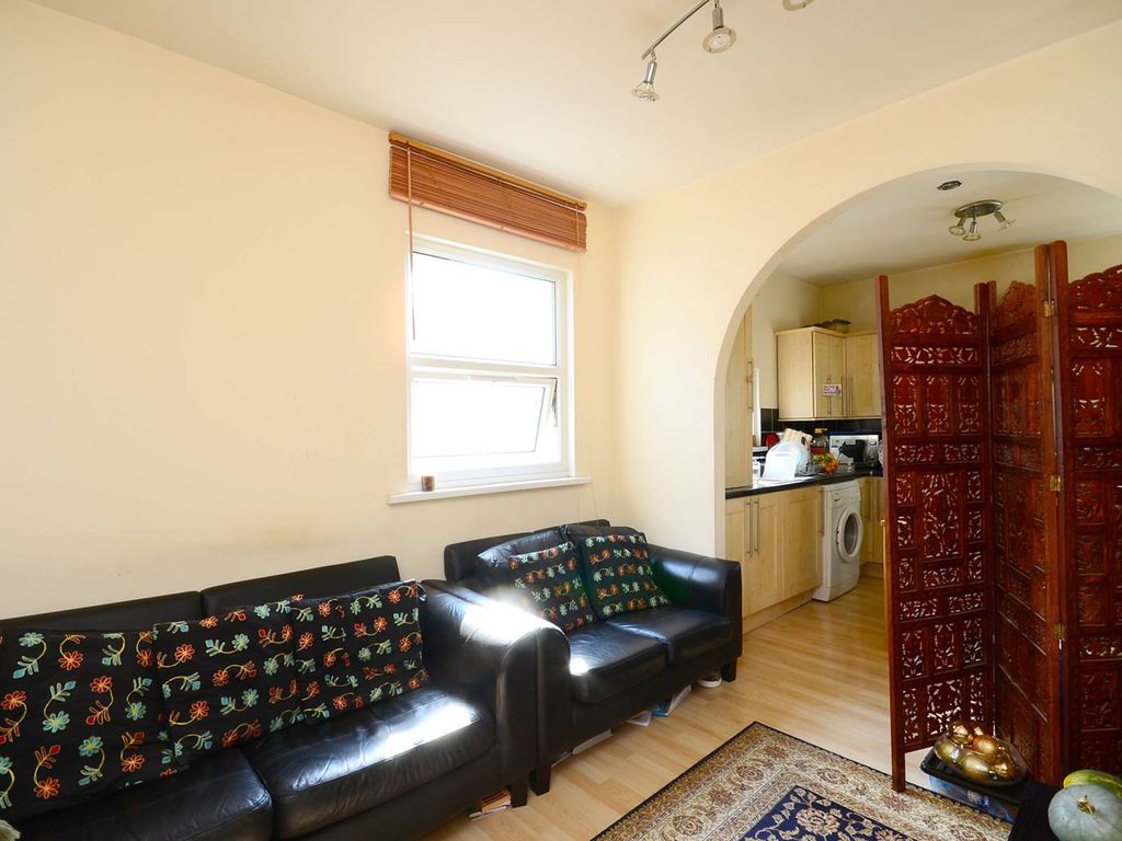 2 bed maisonette for sale in Brightwell Crescent, Tooting Graveney, London SW17, £475,000