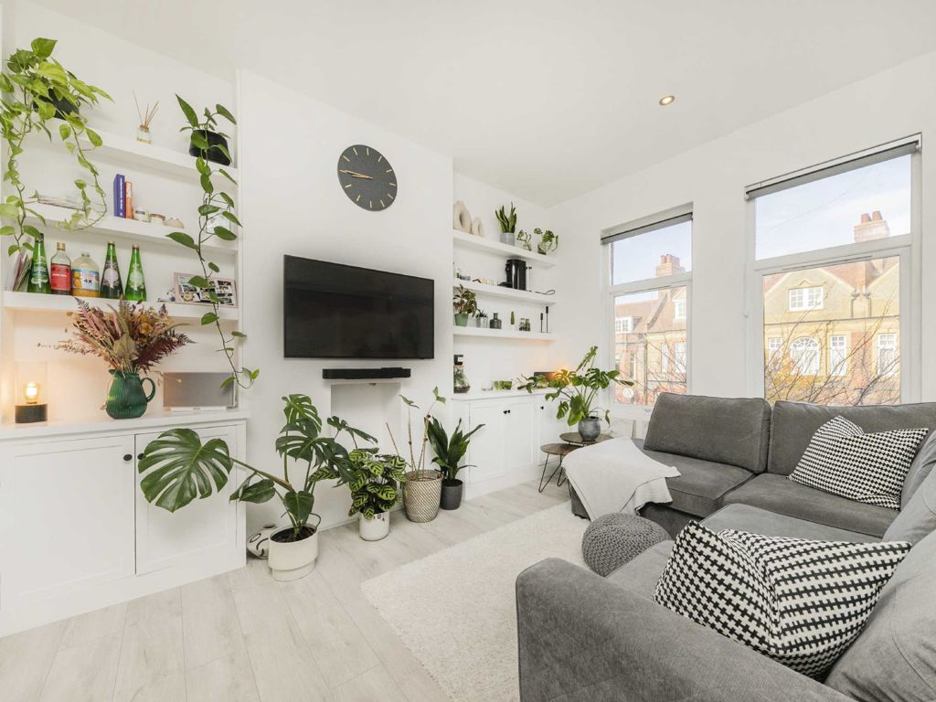 1 bed flat for sale in Amesbury Avenue, London SW2, £350,000