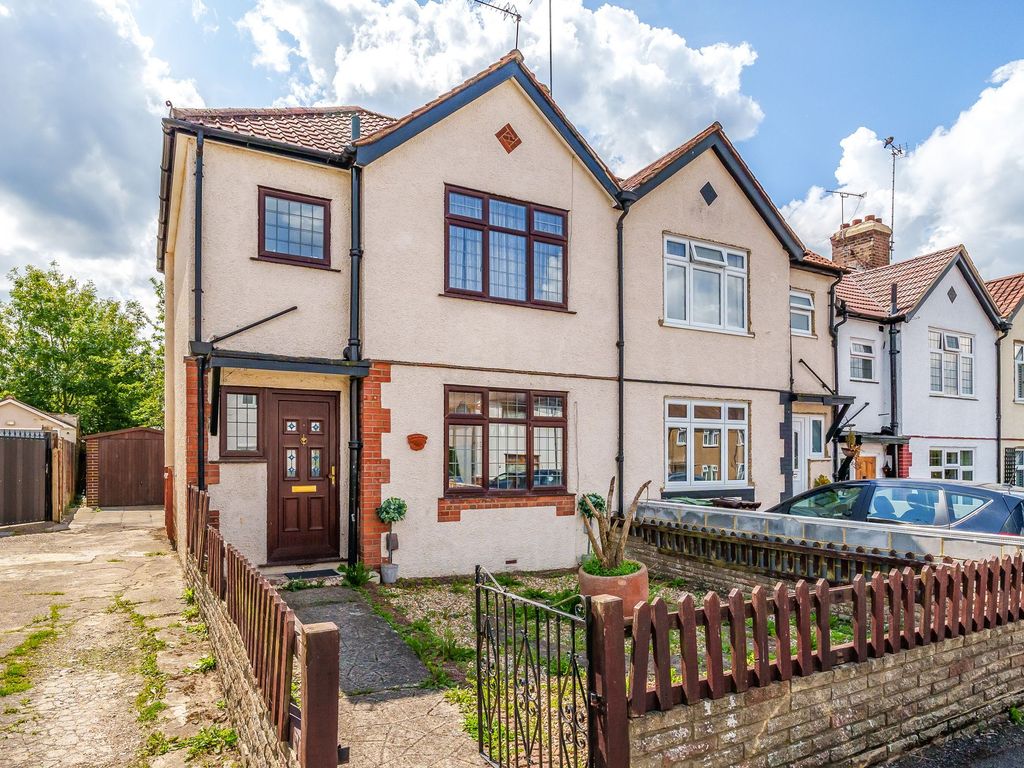 3 bed end terrace house for sale in The Greenway, Epsom KT18, £500,000