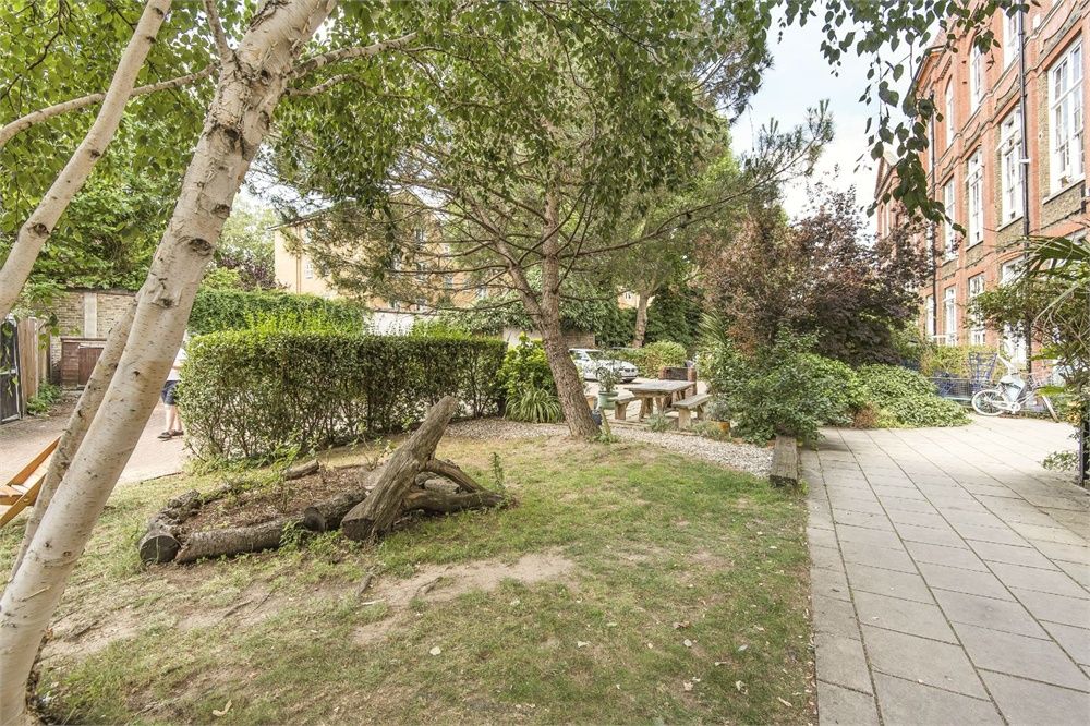 2 bed flat for sale in Pages Walk, London SE1, £560,000