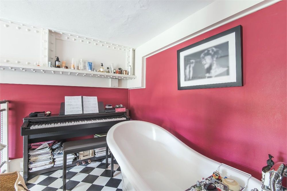 2 bed flat for sale in Pages Walk, London SE1, £560,000