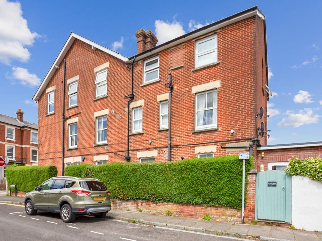 2 bed flat for sale in Wyndham Road, Salisbury SP1, £385,000