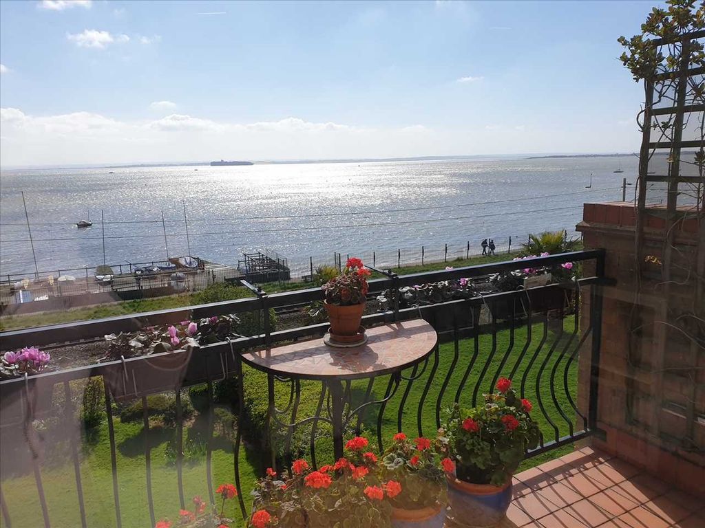 2 bed flat for sale in Grand Parade, Leigh-On-Sea SS9, £475,000